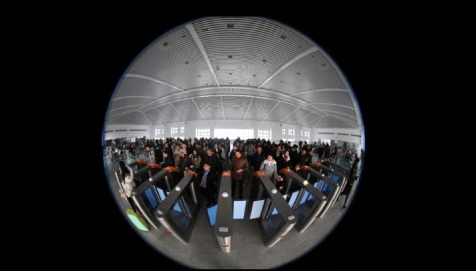 xuan van trung quoc bien nguoi xep hang cho tau xe ve que an tet