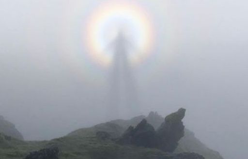 Giải mã bí ẩn 'Bóng ma hình người' xuất hiện trên đỉnh núi