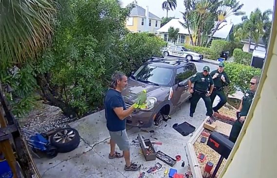 Tiếng kêu cứu khẩn thiết từ một ngôi nhà và cái kết bất ngờ khi cảnh sát đến