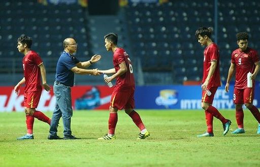 Thầy Park động viên, bắt tay từng cầu thủ U23 Việt Nam sau trận hoà Jordan