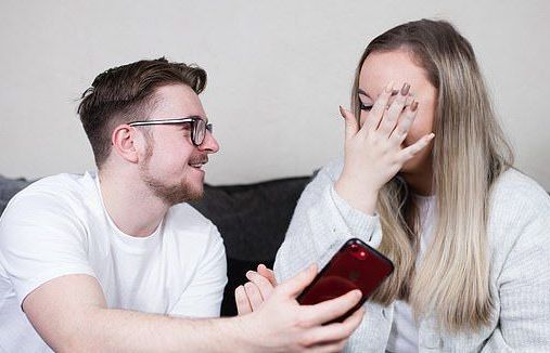 Mắc hội chứng lạ, cô gái ngất xỉu mỗi khi cười