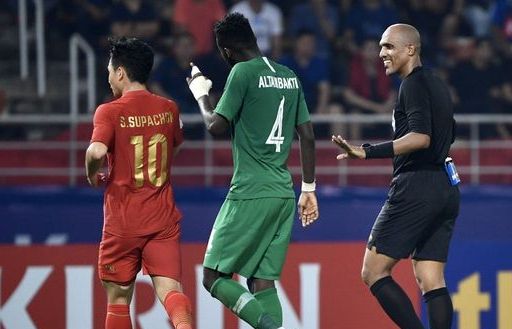 Không tâm phục, báo Thái Lan liệt kê những sai lầm của trọng tài Ahmed Al-Kaf