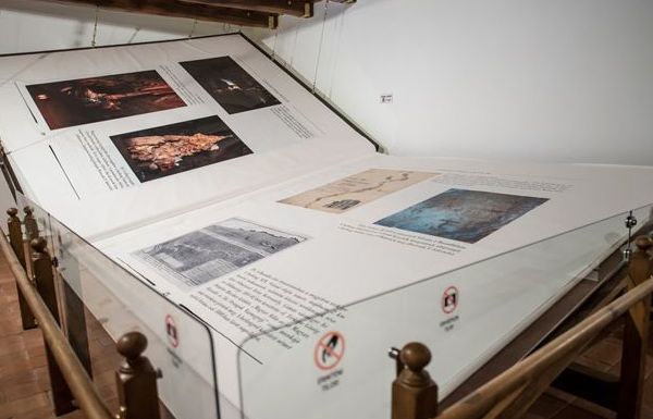 Tìm hiểu quy trình tạo nên cuốn sách làm thủ công lớn nhất thế giới, nặng 1,4 tấn