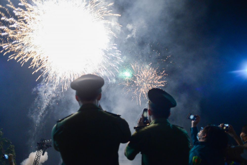 Màn song tầu pháo hoa của hai thành phố