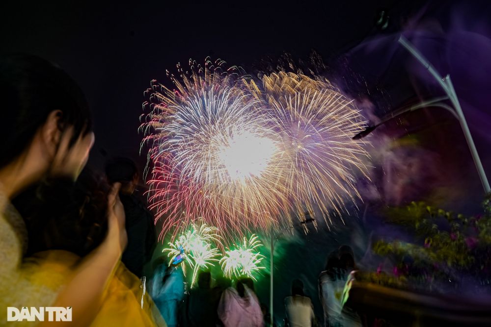 Màn song tầu pháo hoa của hai thành phố