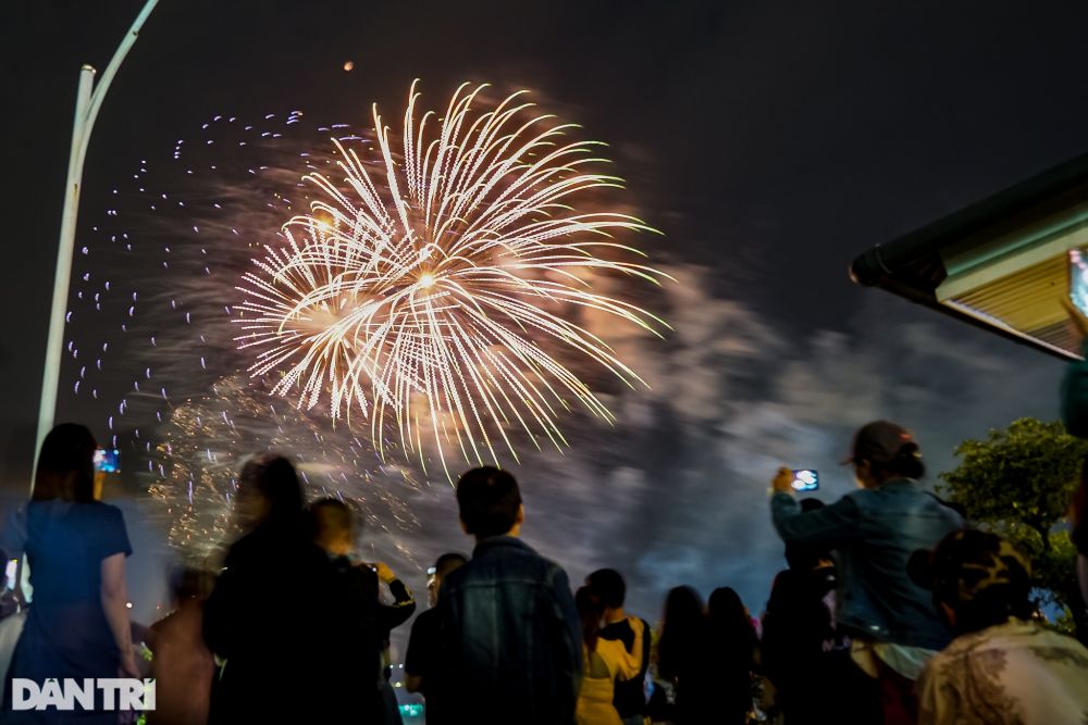 Màn song tầu pháo hoa của hai thành phố