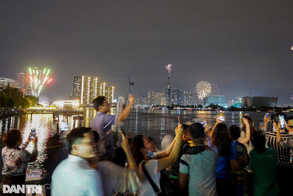 Màn song tầu pháo hoa của hai thành phố