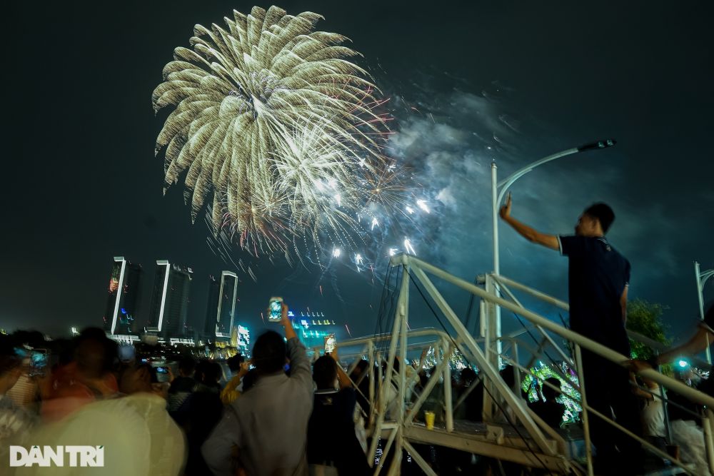 Màn song tầu pháo hoa của hai thành phố