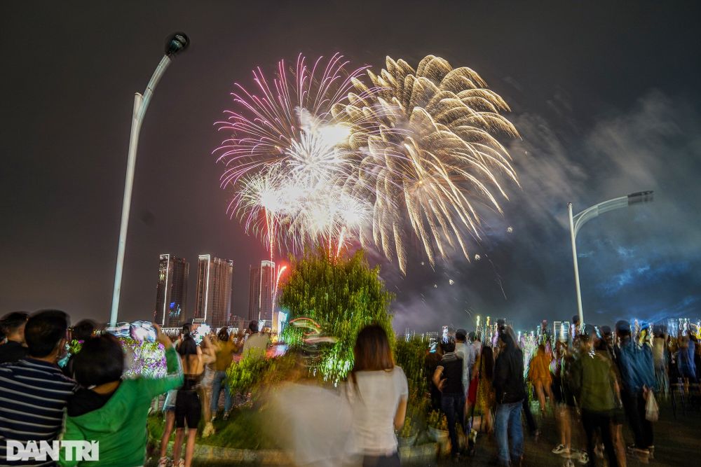 Màn song tầu pháo hoa của hai thành phố