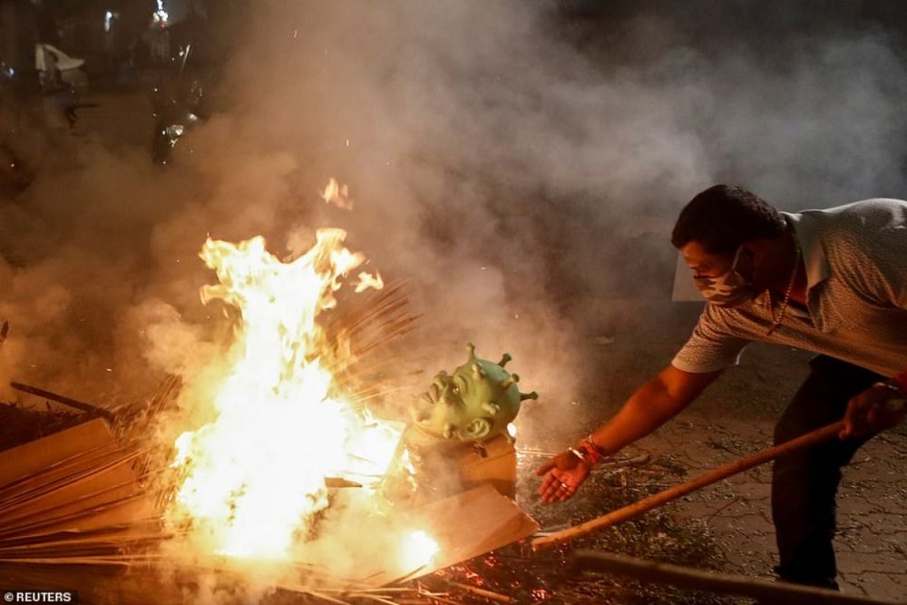 Không khí đón năm mới 2021 trái ngược nhau ở châu Á