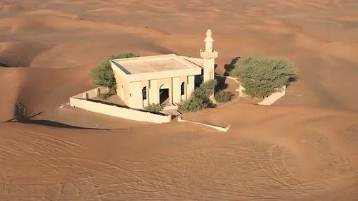 Rùng mình ngắm ngôi làng bí ẩn bỏ hoang bị cát 'nuốt chửng' từng ngày