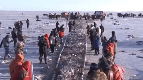 Trung Quốc: Nhiệt độ hạ sâu xuống đến -26 độ C, mặt hồ đóng băng vẫn thu về gần 500 tấn cá dưới hồ