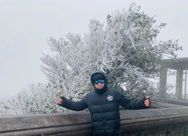 Du khách đổ về Mẫu Sơn ngắm cảnh băng tuyết phủ trắng núi rừng