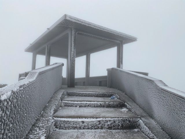 Du khách đổ về Mẫu Sơn ngắm cảnh băng tuyết phủ trắng núi rừng