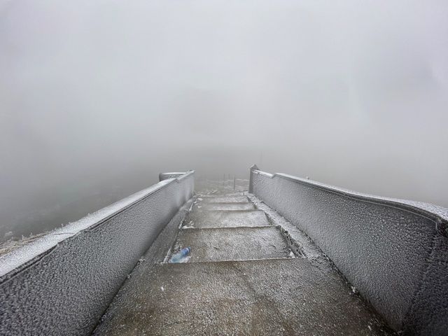 Du khách đổ về Mẫu Sơn ngắm cảnh băng tuyết phủ trắng núi rừng