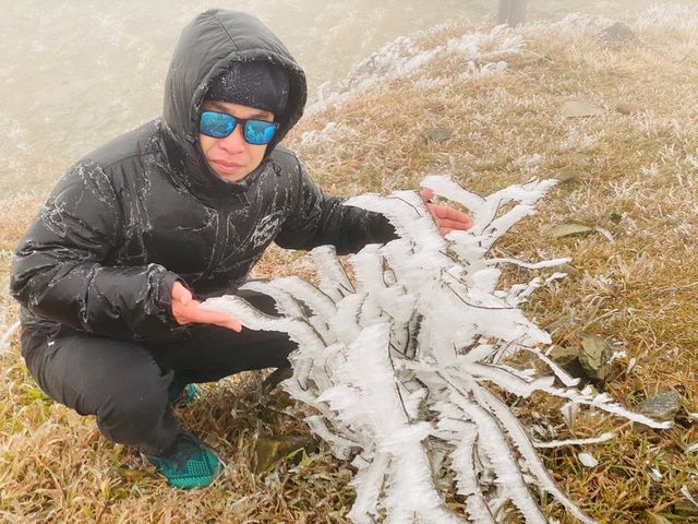 Du khách đổ về Mẫu Sơn ngắm cảnh băng tuyết phủ trắng núi rừng