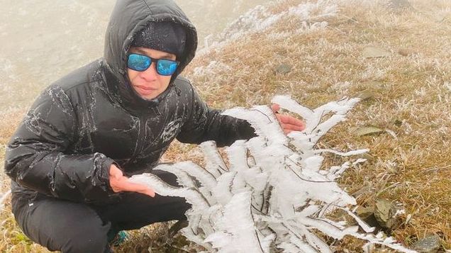 Hôm nay băng tuyết phủ trắng núi rừng Mẫu Sơn, du khách đổ về ngắm cảnh