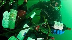 Pháp: Thị trấn cổ suốt 6 tháng bị sóng triều cường cao 13 m và rượu vang chất đầy đáy biển