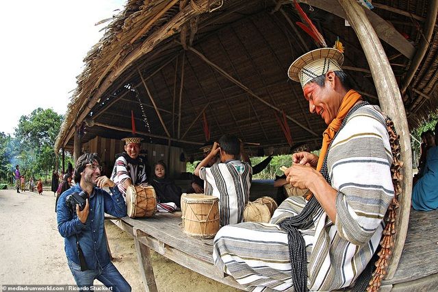 Bộ ảnh về vẻ đẹp nguyên sơ của cuộc sống 'săn bắn, hái lượm' nơi rừng sâu