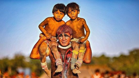 Bộ ảnh về vẻ đẹp nguyên sơ của cuộc sống 'săn bắn, hái lượm' nơi rừng sâu