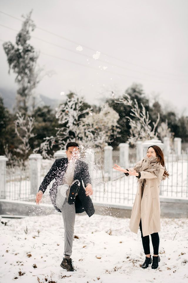 Cặp đôi Hà Nội lên Y Tý chụp ảnh cưới dưới cảnh tuyết rơi, băng tuyết kỳ ảo