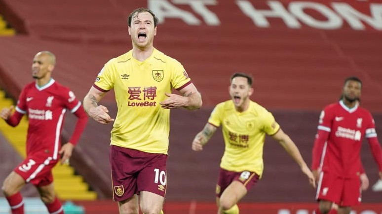 Burnley thắng Liverpool nhờ quả phạt đền muộn; Barca đá hỏng 2 lần penalty nhưng vẫn có 3 điểm trước Cornella ở Cup Nhà vua