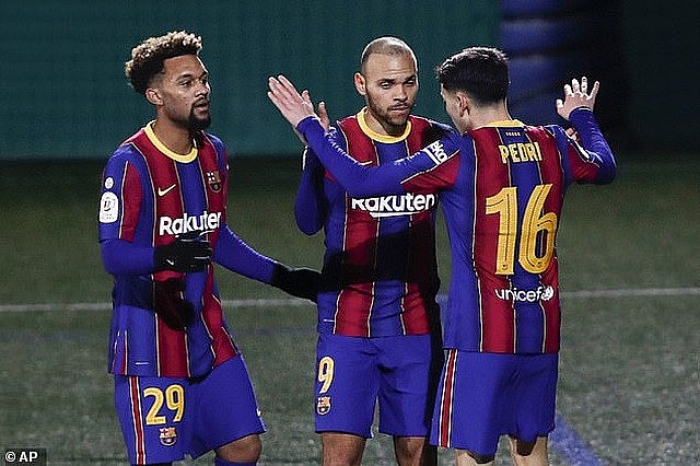 Burnley thắng Liverpool nhờ quả phạt đền muộn; Barca đá hỏng 2 lần penalty những vẫn có 3 điểm trước Cornella ở Cúp Nhà vua