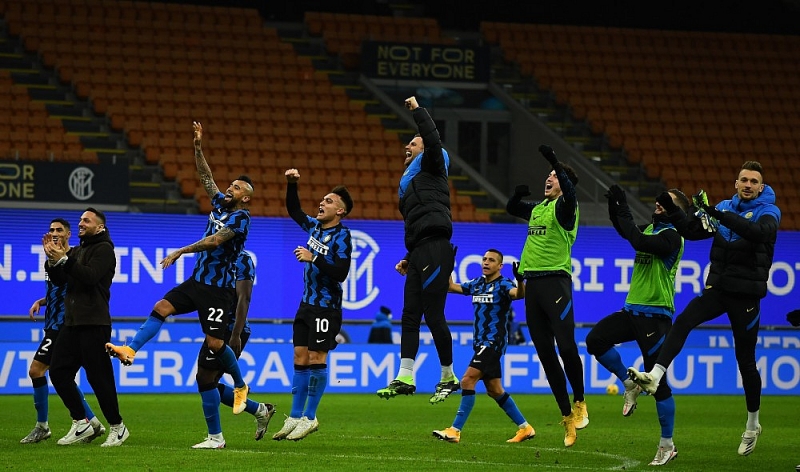 Man City lên ngôi đầu Ngoại hạng Anh; AC Milan thất thủ trước Inter Milan