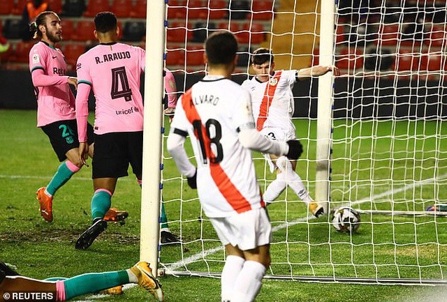 Barcelona ép sân Vallecano ngay sau tiếng còi khai cuộc, tuy nhiên hàng công thi đấu thiếu hiệu quả và để lộ nhiều sơ hở trong phòng ngự.
