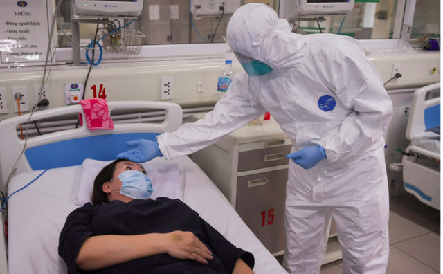 Covid-19: Nam nhân viên sân bay Vân Đồn diễn biến nặng, phải chuyển khoa cấp cứu