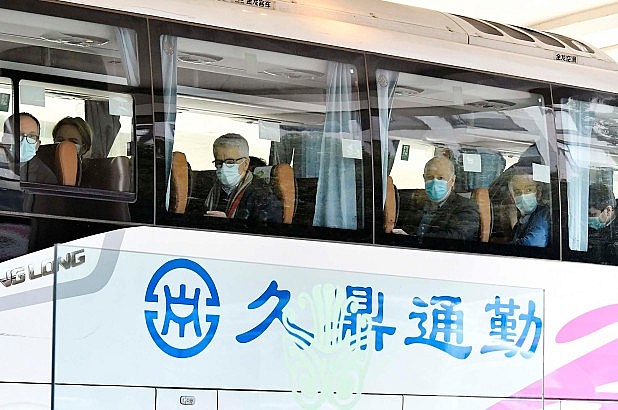 Đoàn chuyên gia của Tổ chức Y tế thế giới (WHO) tới Vũ Hán, Trung Quốc tìm hiểu về Covid-19. (Nguồn: Kyodo)