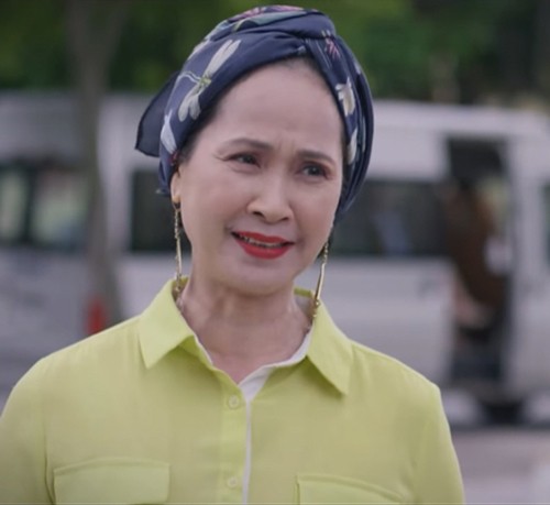 Thương ngày nắng về: NSND Lan Hương gây cười với thời trang lòe loẹt xanh đỏ