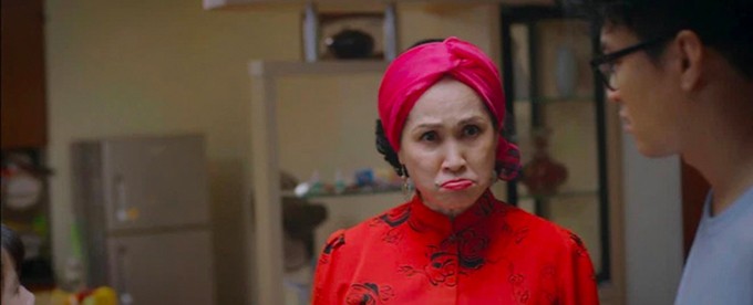 Thương ngày nắng về: NSND Lan Hương gây cười với thời trang lòe loẹt xanh đỏ