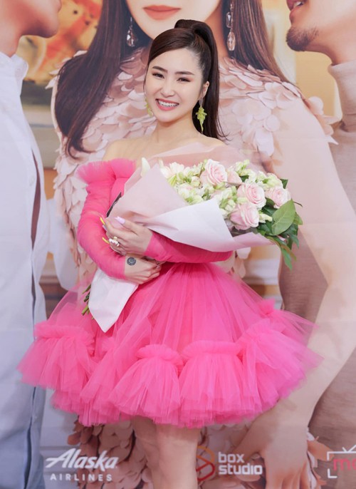 Hồi tháng 5/2019, Hương Tràm bất ngờ công bố sang Mỹ du học khi đang ở đỉnh cao sự nghiệp. Sau hơn hai năm, nữ ca sĩ ổn định cuộc sống ở đất nước cờ hoa, tiếp tục hoạt động nghệ thuật với nghệ danh mới là Charmy Pham. Thời gian này, người đẹp cũng thay đổi gu ăn mặc, đối lập với style đằm thắm, sang trọng khi còn ở Việt Nam.