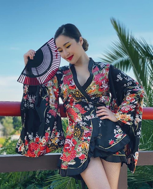 Thời trang biểu diễn từ khi sang Mỹ của ca sĩ trẻ Hương Tràm