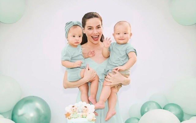 Từ khi có cặp sinh đôi Lisa - Leon, Hà Hồ cho hai con ăn vận như fashionista. Với tính cách điệu đà như công chúa, cô nhóc Lisa đặc biệt hợp để diện những bộ đồ đôi nữ tính cùng mẹ. Từ khi có cặp sinh đôi Lisa - Leon, Hà Hồ cho hai con ăn vận như fashionista. Với tính cách điệu đà như công chúa, cô nhóc Lisa đặc biệt hợp để diện những bộ đồ đôi nữ tính cùng mẹ.