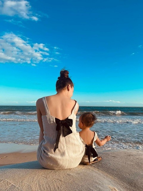 Thời trang đồ đôi xinh đẹp của Hồ Ngọc Hà bên con gái Lisa Thời trang đồ đôi xinh đẹp của Hồ Ngọc Hà bên con gái Lisa