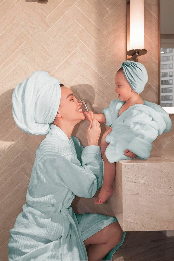 Thời trang đồ đôi xinh đẹp của Hồ Ngọc Hà bên con gái Lisa Thời trang đồ đôi xinh đẹp của Hồ Ngọc Hà bên con gái Lisa