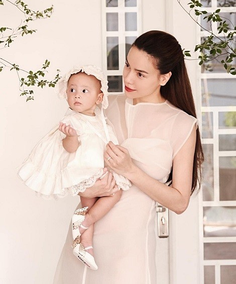 Thời trang đồ đôi xinh đẹp của Hồ Ngọc Hà bên con gái Lisa Thời trang đồ đôi xinh đẹp của Hồ Ngọc Hà bên con gái Lisa