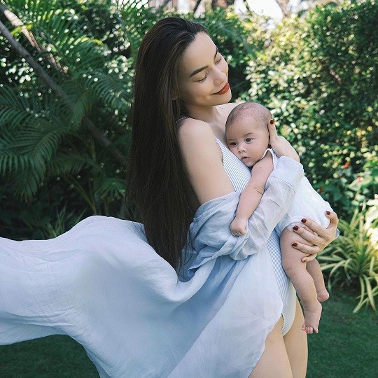 Thời trang đồ đôi xinh đẹp của Hồ Ngọc Hà bên con gái Lisa Thời trang đồ đôi xinh đẹp của Hồ Ngọc Hà bên con gái Lisa