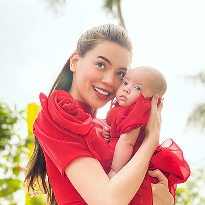 Thời trang đồ đôi xinh đẹp của Hồ Ngọc Hà bên con gái Lisa Thời trang đồ đôi xinh đẹp của Hồ Ngọc Hà bên con gái Lisa