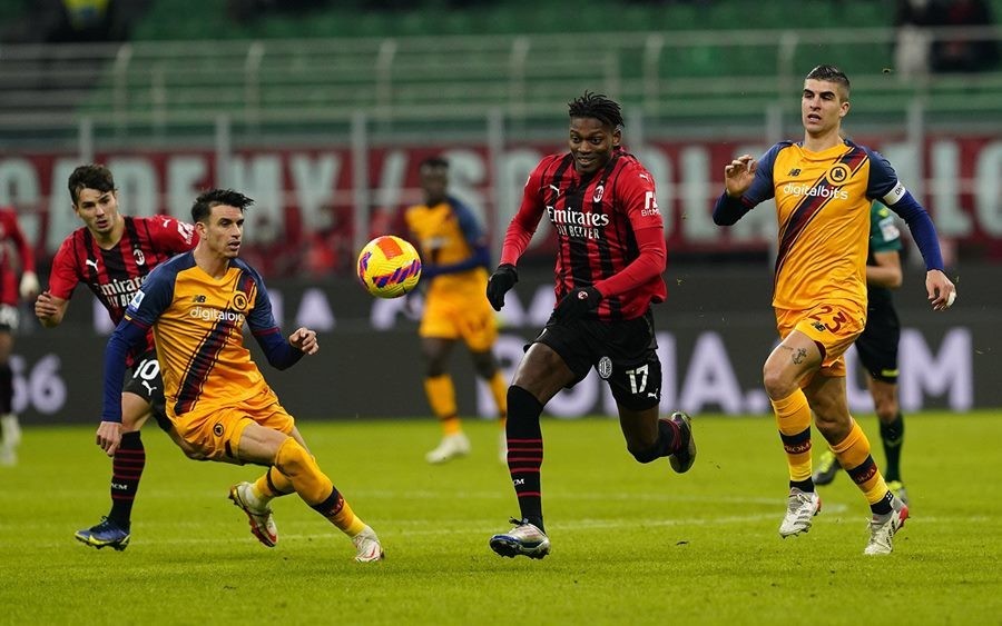 Serie A: AC Milan khiến AS Roma của HLV Mourinho rời xa top 4