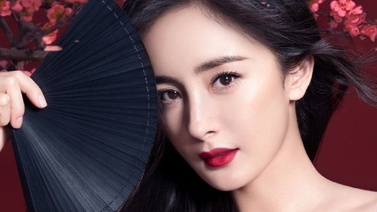 Dương Mịch cuốn hút, huyền bí khác lạ với trang phục mùa lễ hội cuối năm