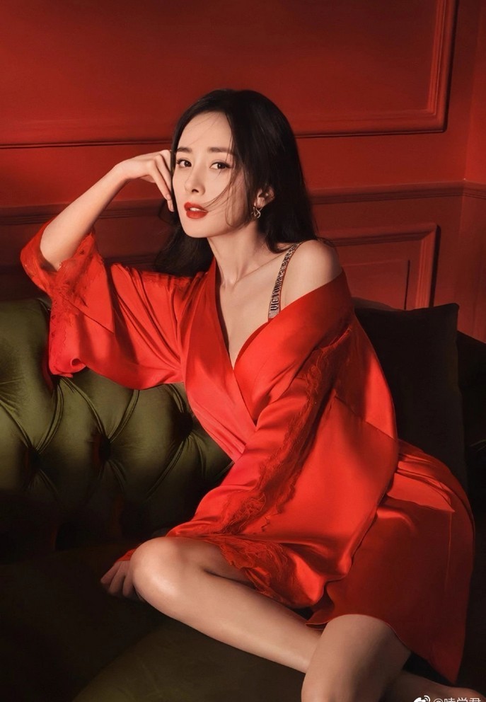 Dương Mịch cuốn hút, huyền bí khác lạ với trang phục mùa lễ hội cuối năm