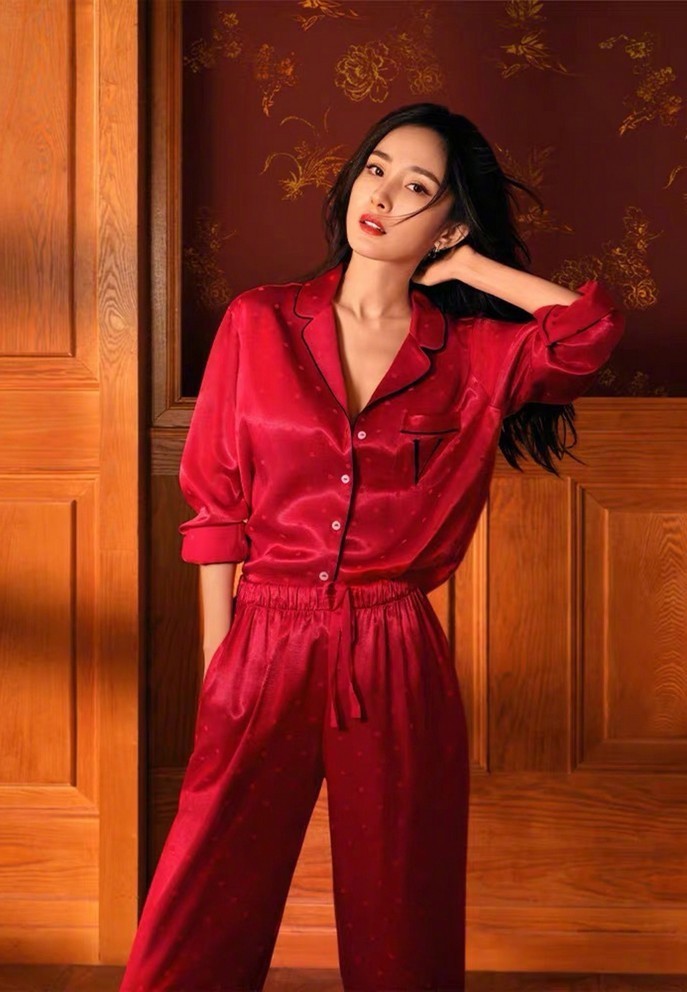 Dương Mịch cuốn hút, huyền bí khác lạ với trang phục mùa lễ hội cuối năm