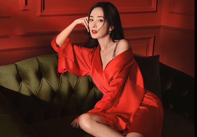 Dương Mịch cuốn hút, huyền bí khác lạ với trang phục mùa lễ hội cuối năm