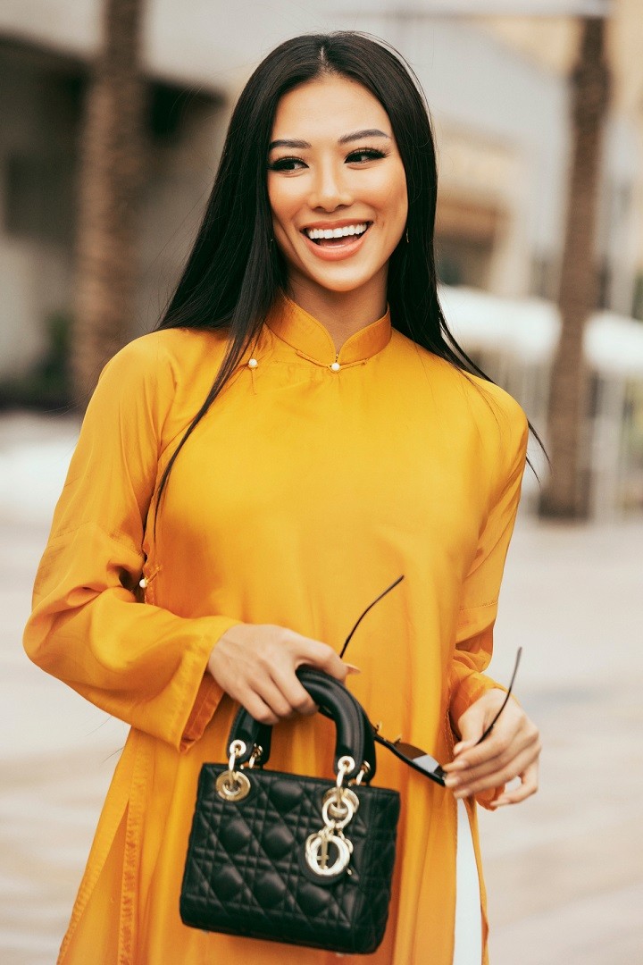 Dàn Hoa hậu, Á hậu Việt diện áo dài khoe sắc, dạo phố Dubai