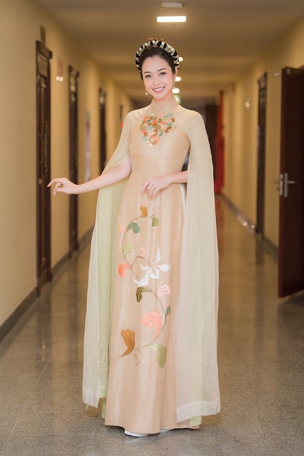 Xuân Phát Tài: Hoa hậu Jennifer Phạm duyên dáng, xinh đẹp bên nghệ sĩ hài Xuân Hinh