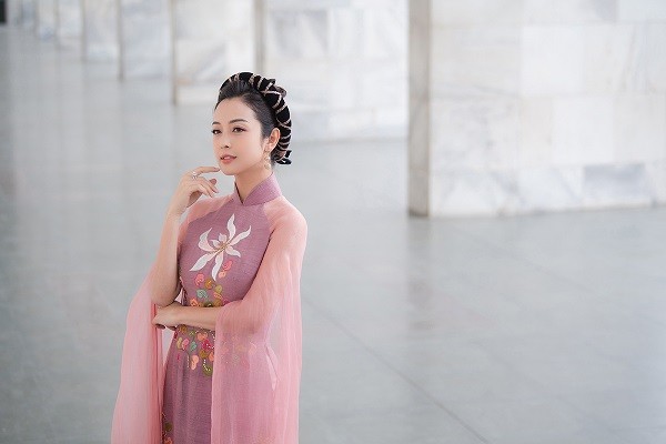 Xuân Phát Tài: Hoa hậu Jennifer Phạm duyên dáng, xinh đẹp bên nghệ sĩ hài Xuân Hinh