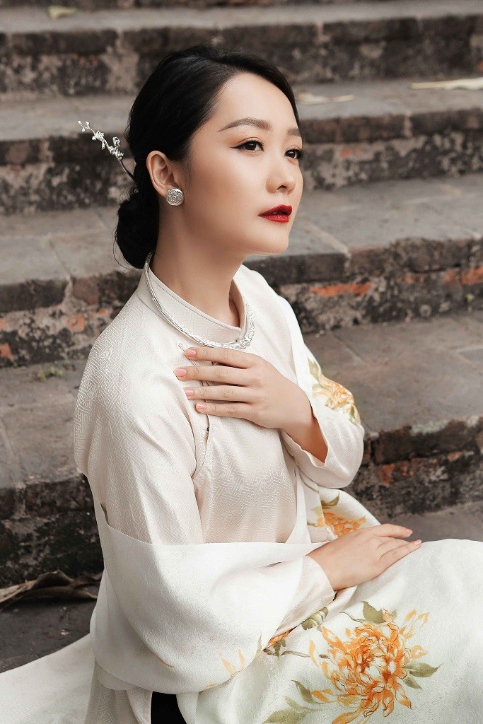 BTV Thu Hà sang trọng với áo dài lụa